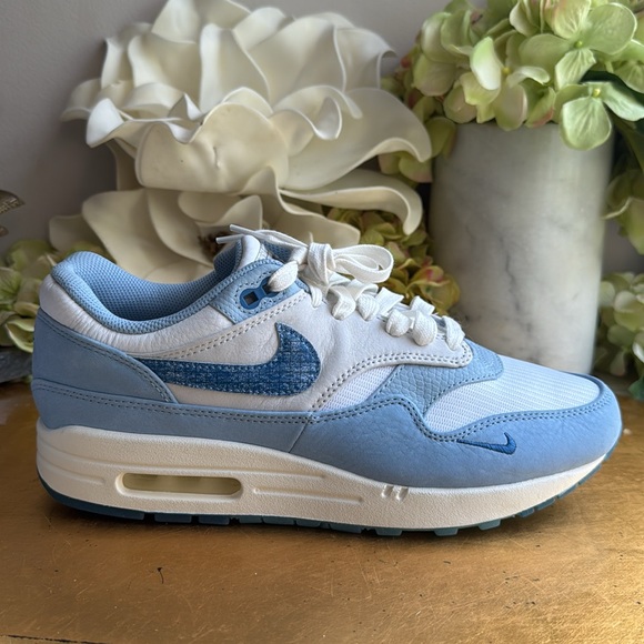 Nike Air Max 1DR0448-100 in PRM White/DK Marina Blue